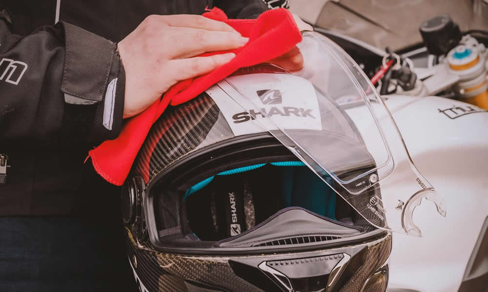 Como limpar viseira de capacete?