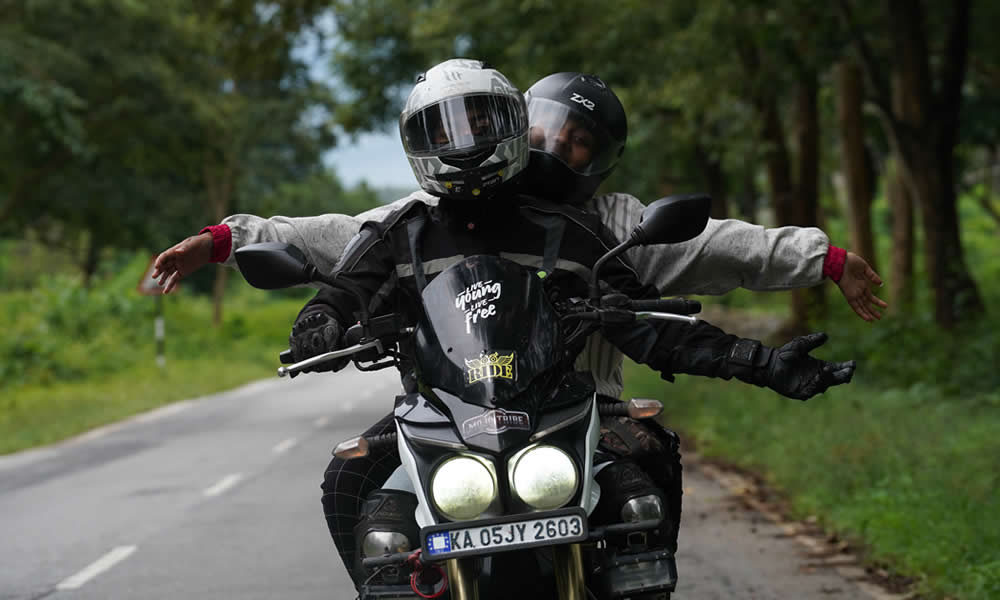 Dicas de segurança para motociclistas: andar em dupla